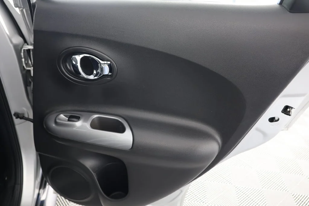 Used 2014 Brilliant Silver Nissan S image 23