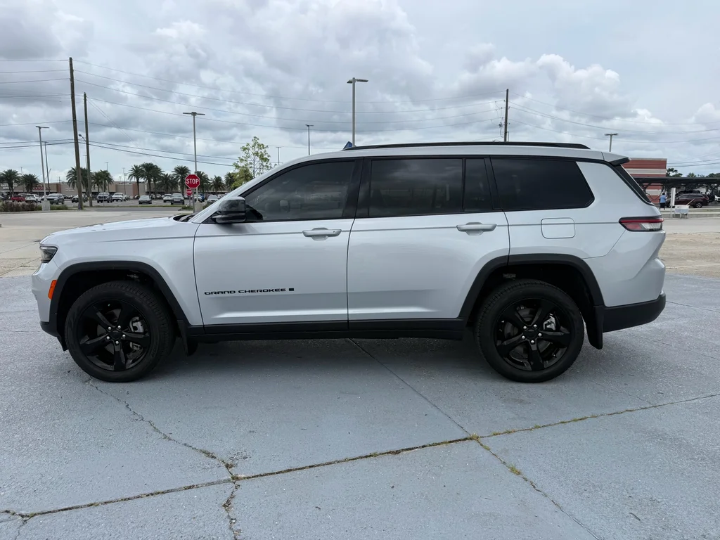 Used 2025 SILVER ZYNITH Jeep Limited image 2