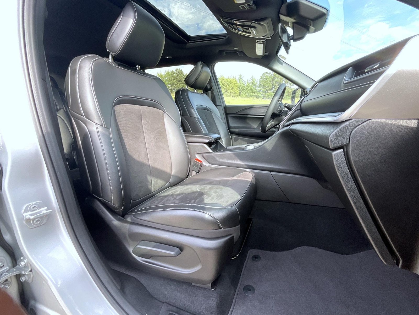 Used 2025 Silver Jeep Altitude X image 16
