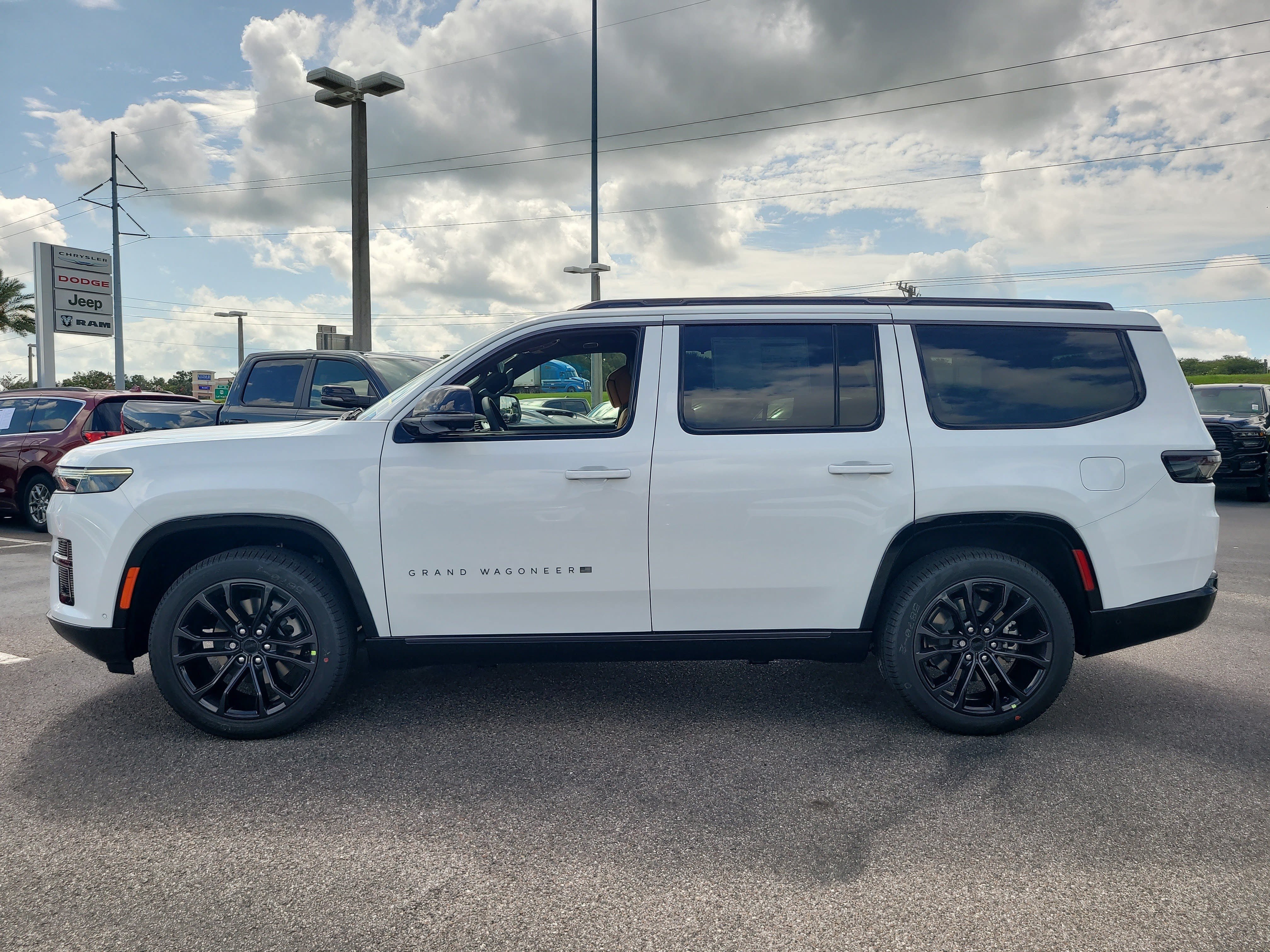 New 2026 Bright White Clear-Coat Exterior Paint Jeep Summit Reserve image 8