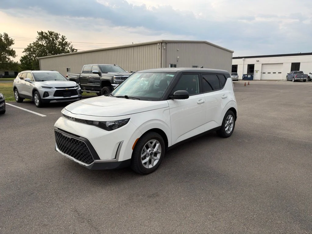 Used 2023 White Kia S image 7