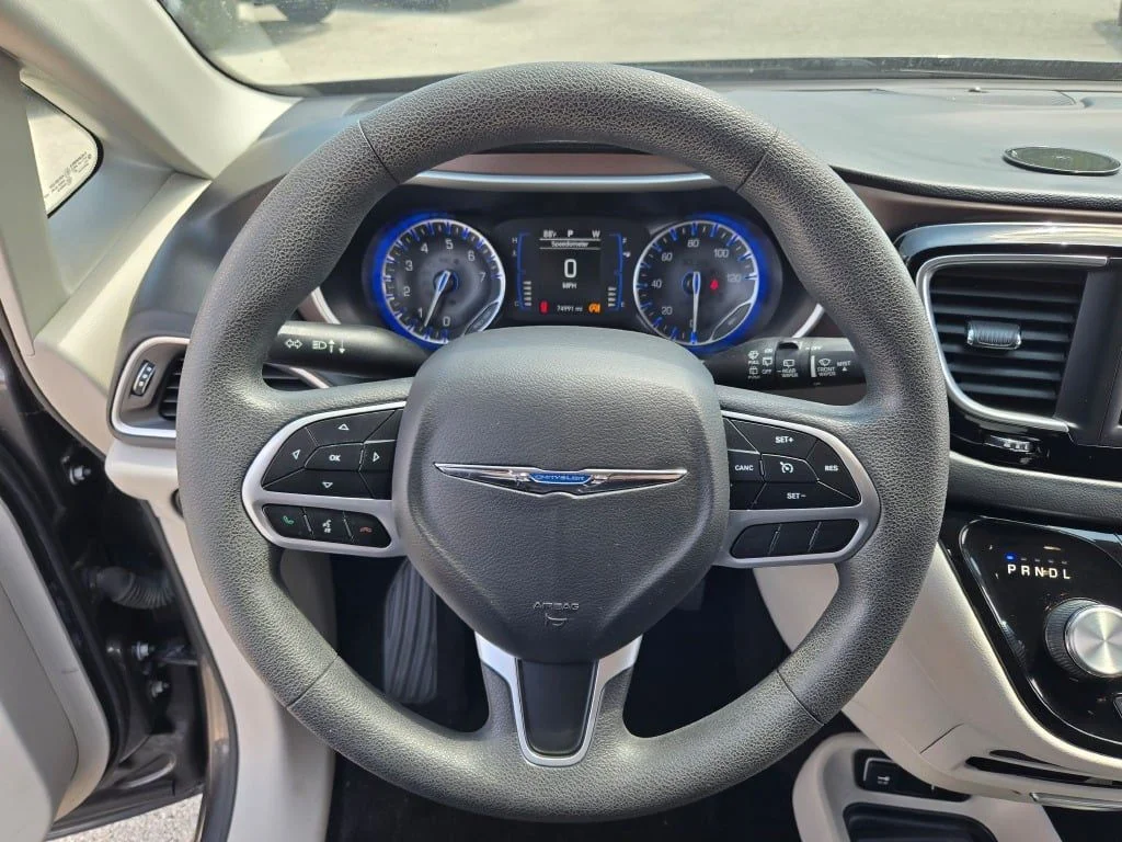 Used 2018 Gray Chrysler Touring Plus image 33