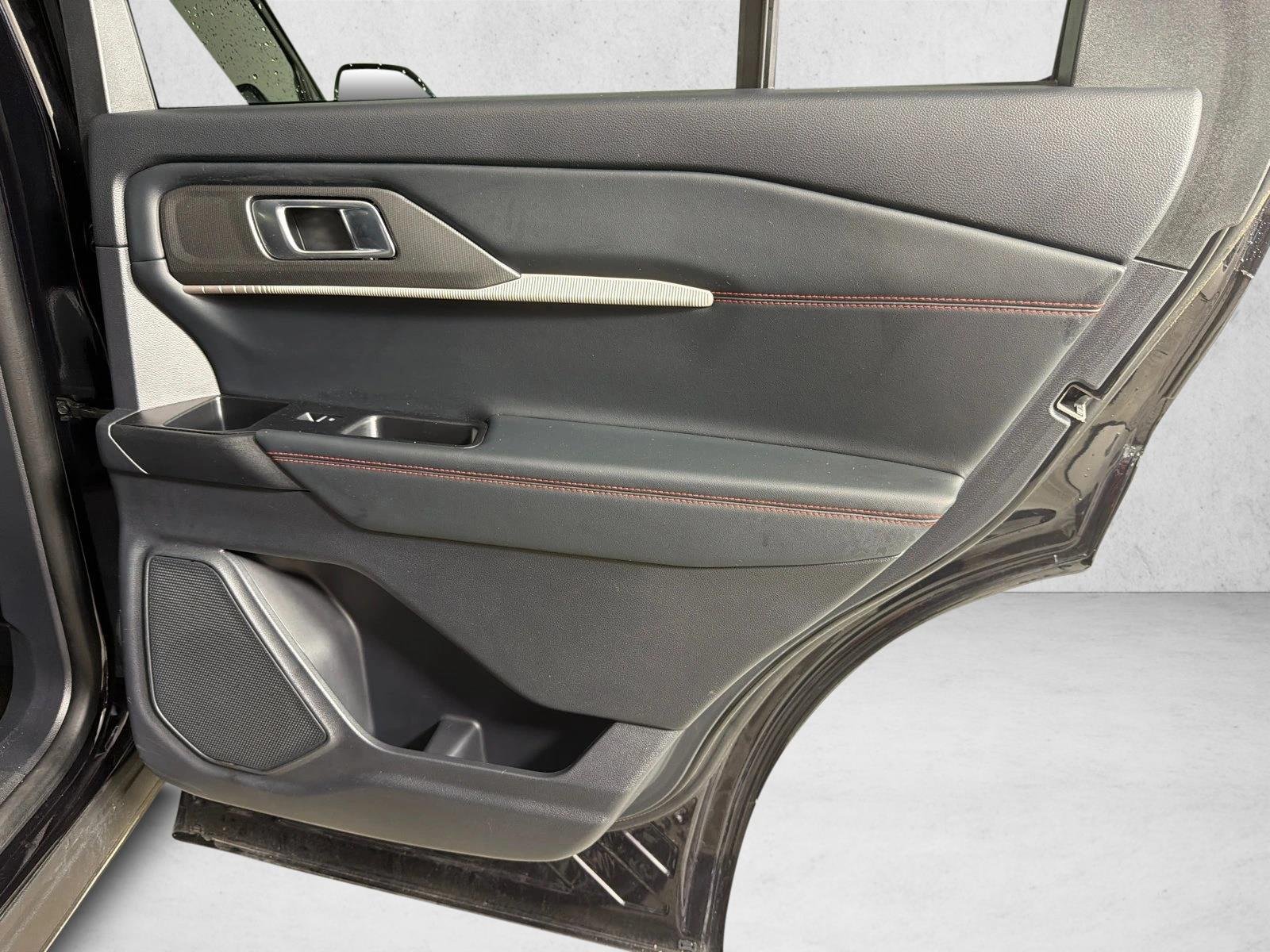 Used 2025 Agate Black Metallic Ford ST-Line image 17