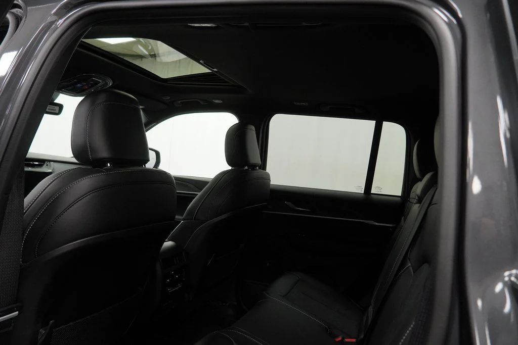 New 2026 Baltic Gray Metallic Clear-Coat Exterior Paint Jeep Laredo Altitude image 18
