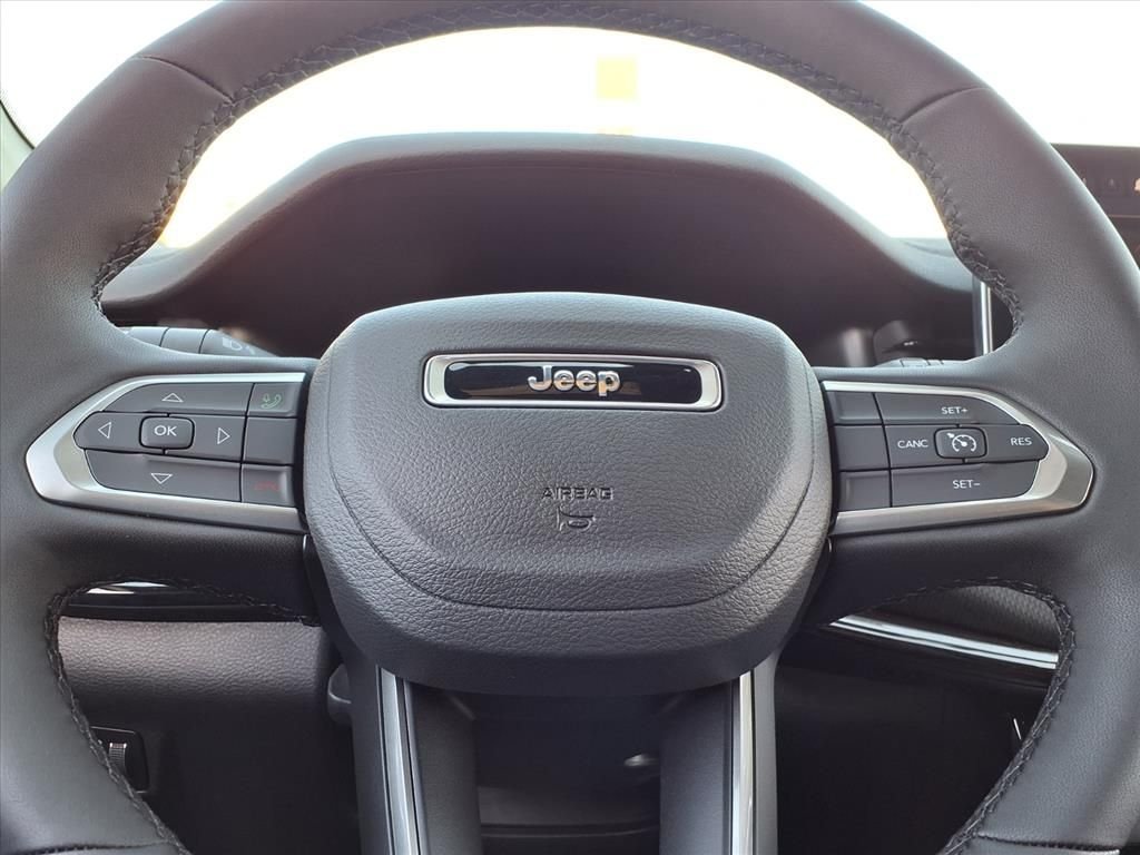 New 2026 Diamond Black Crystal Pearl-Coat Exterior Paint Jeep Latitude image 22