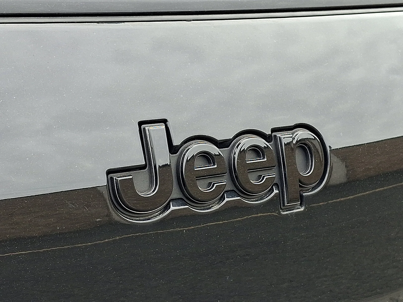 Used 2023 Diamond Black Crystal Pearlcoat Jeep Altitude image 29