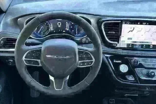 New 2026 Bright White Clear-Coat Exterior Paint Chrysler  image 14