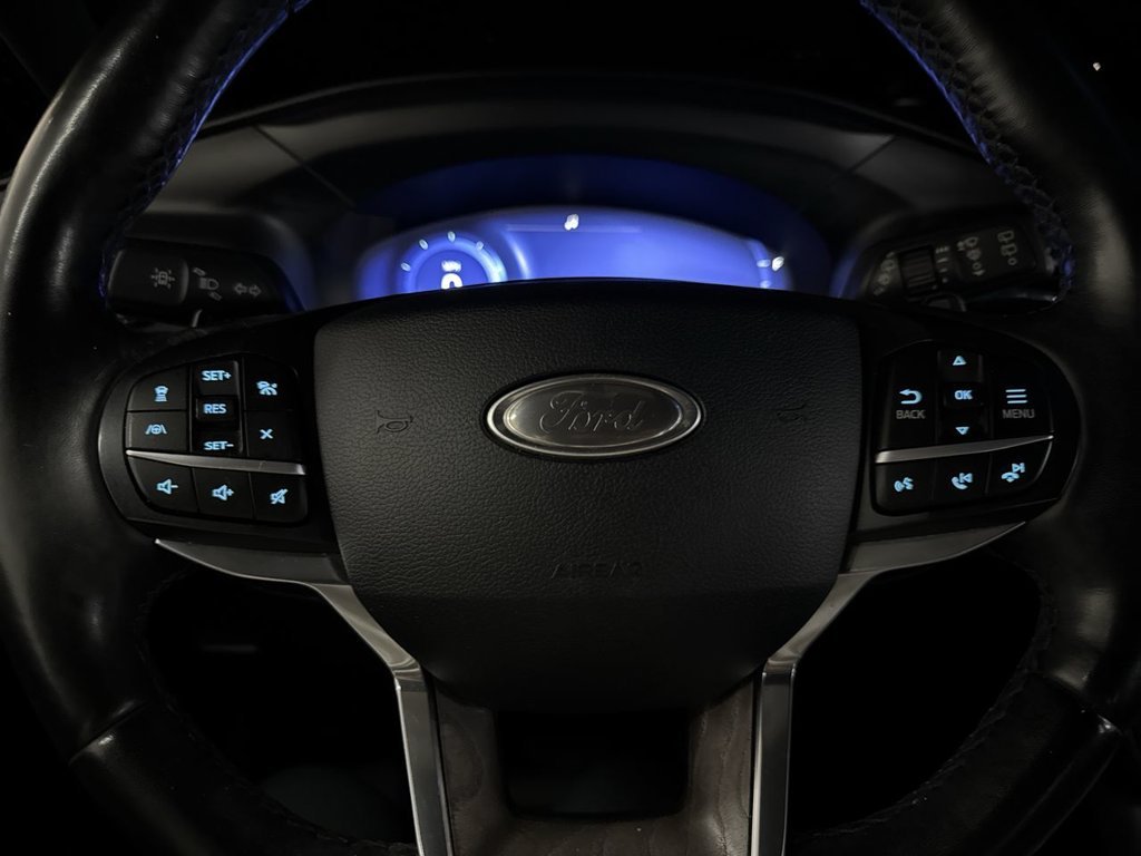 Used 2020 Black Metallic Ford Platinum image 17