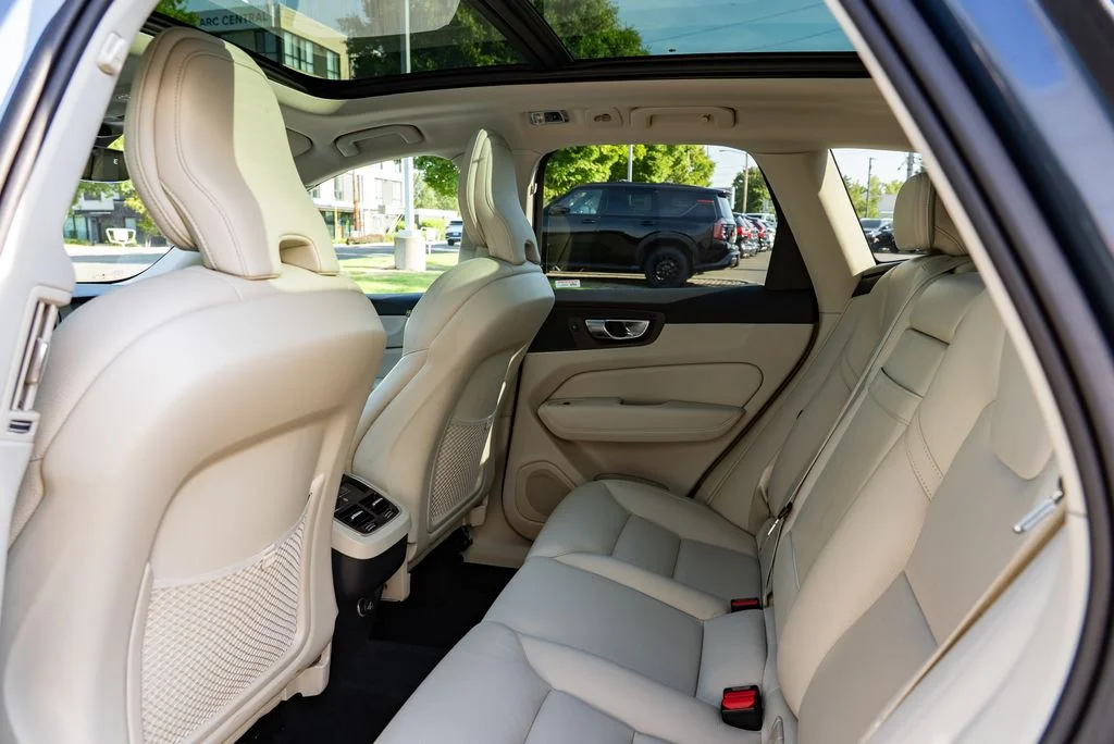 Used 2019 Blue Volvo T6 Inscription image 25