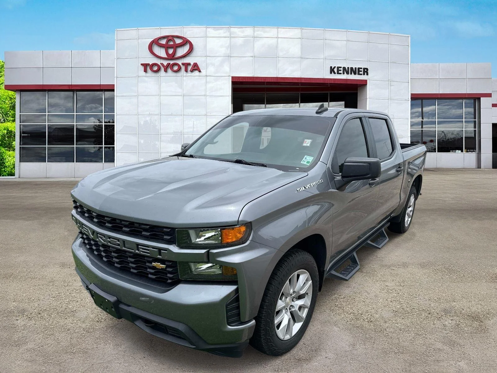 Used 2022 Satin Steel Metallic Chevrolet Custom image 3