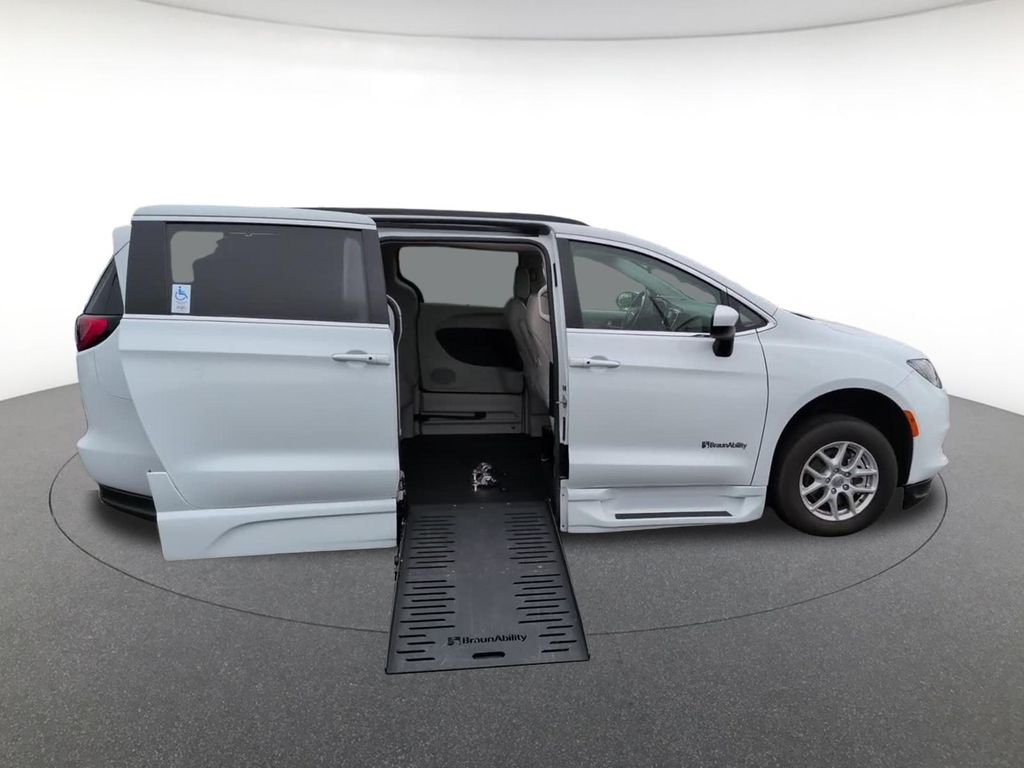 Used 2021 White Chrysler LXI image 5