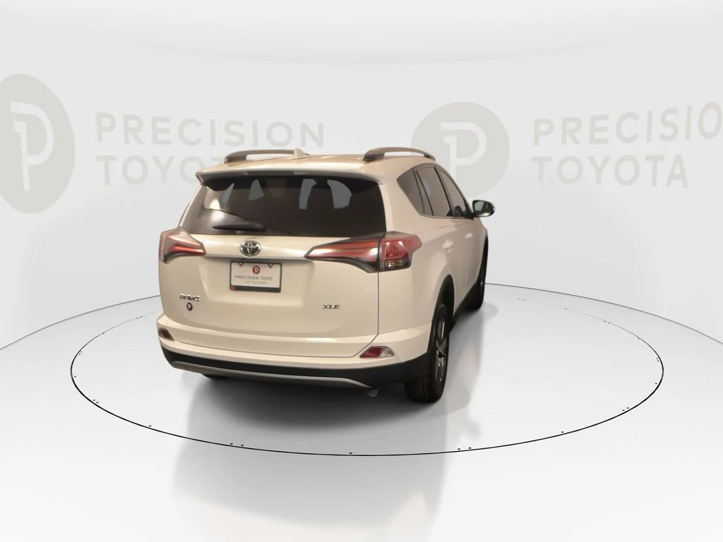 Used 2018 Super White Toyota XLE image 17