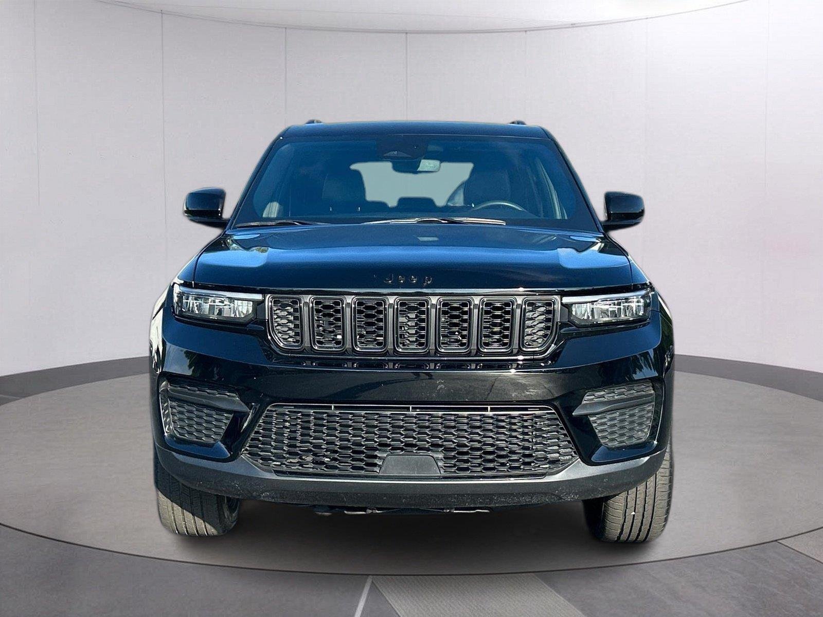 Used 2024 Diamond Black Crystal Pearlcoat Jeep Altitude image 10