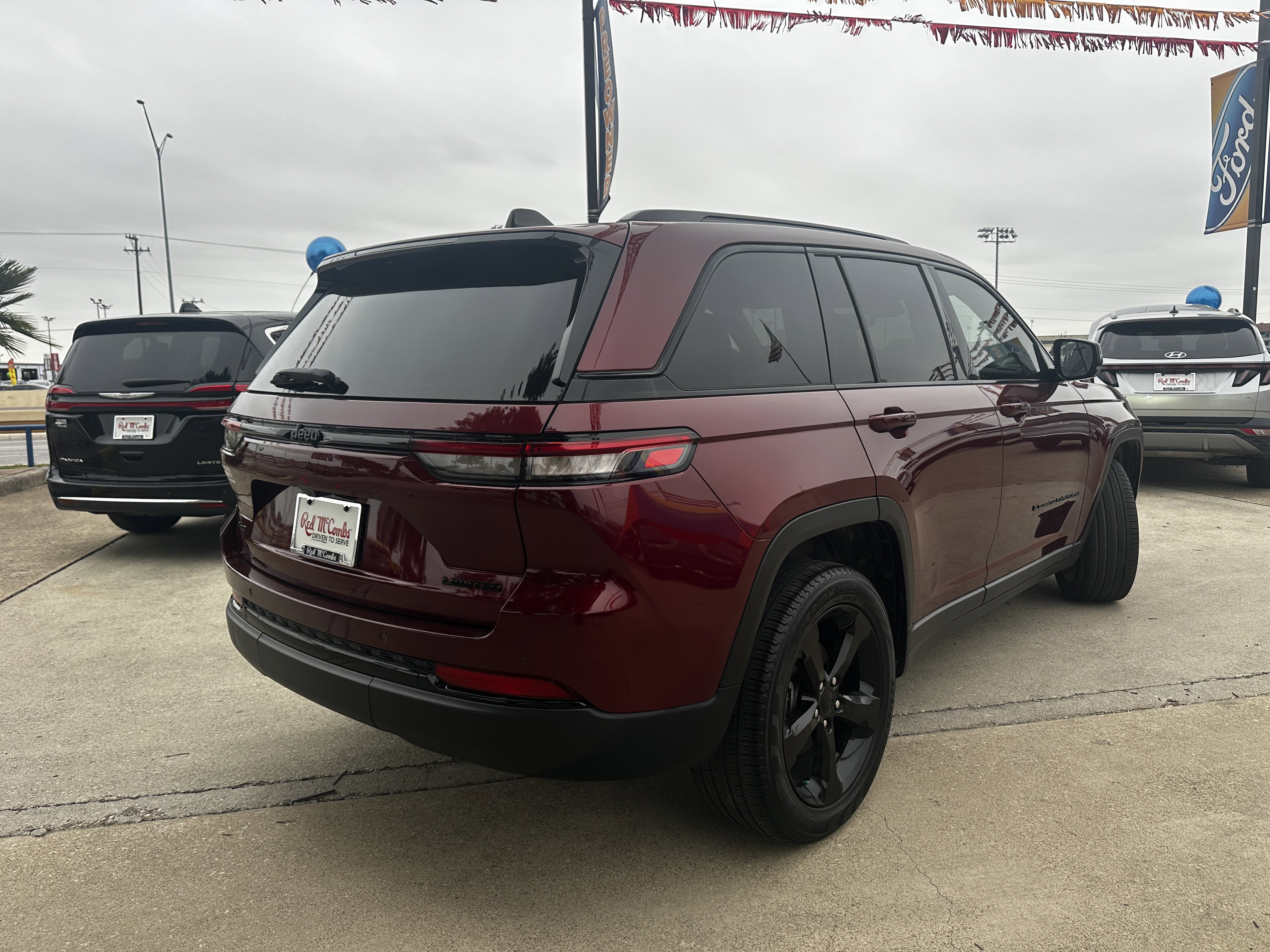 Used 2023 Velvet Red Pearlcoat Jeep Limited image 5