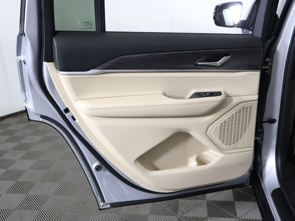 Used 2023 Silver Jeep Limited image 28