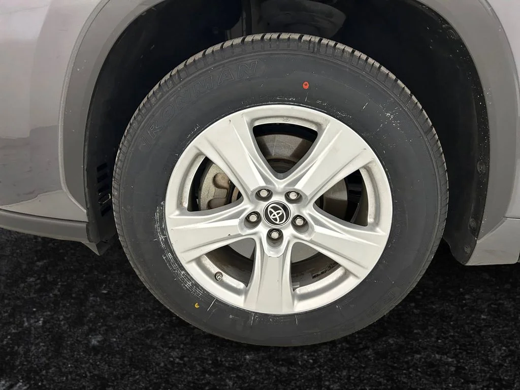 Used 2022 Gray Toyota LE image 27