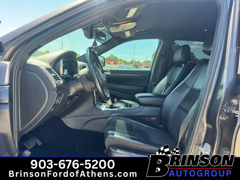Used 2019 Granite Crystal Clearcoat Metallic Jeep Laredo E image 14