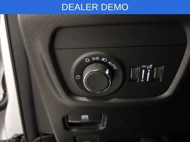 New 2026 Bright White Clear-Coat Exterior Paint Jeep Altitude image 15