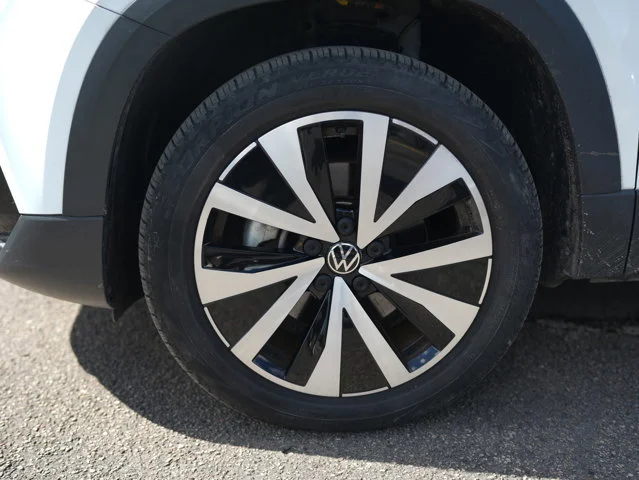 Used 2022 White Volkswagen SE image 11