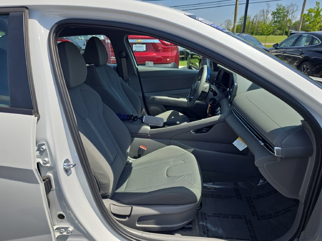 Used 2025 White Hyundai SE image 25