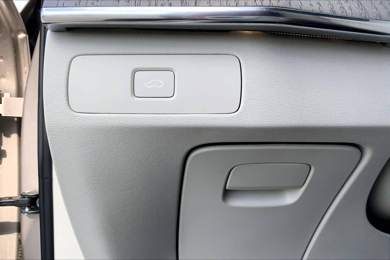 Used 2025 Bright Dusk Metallic Volvo Plus image 33