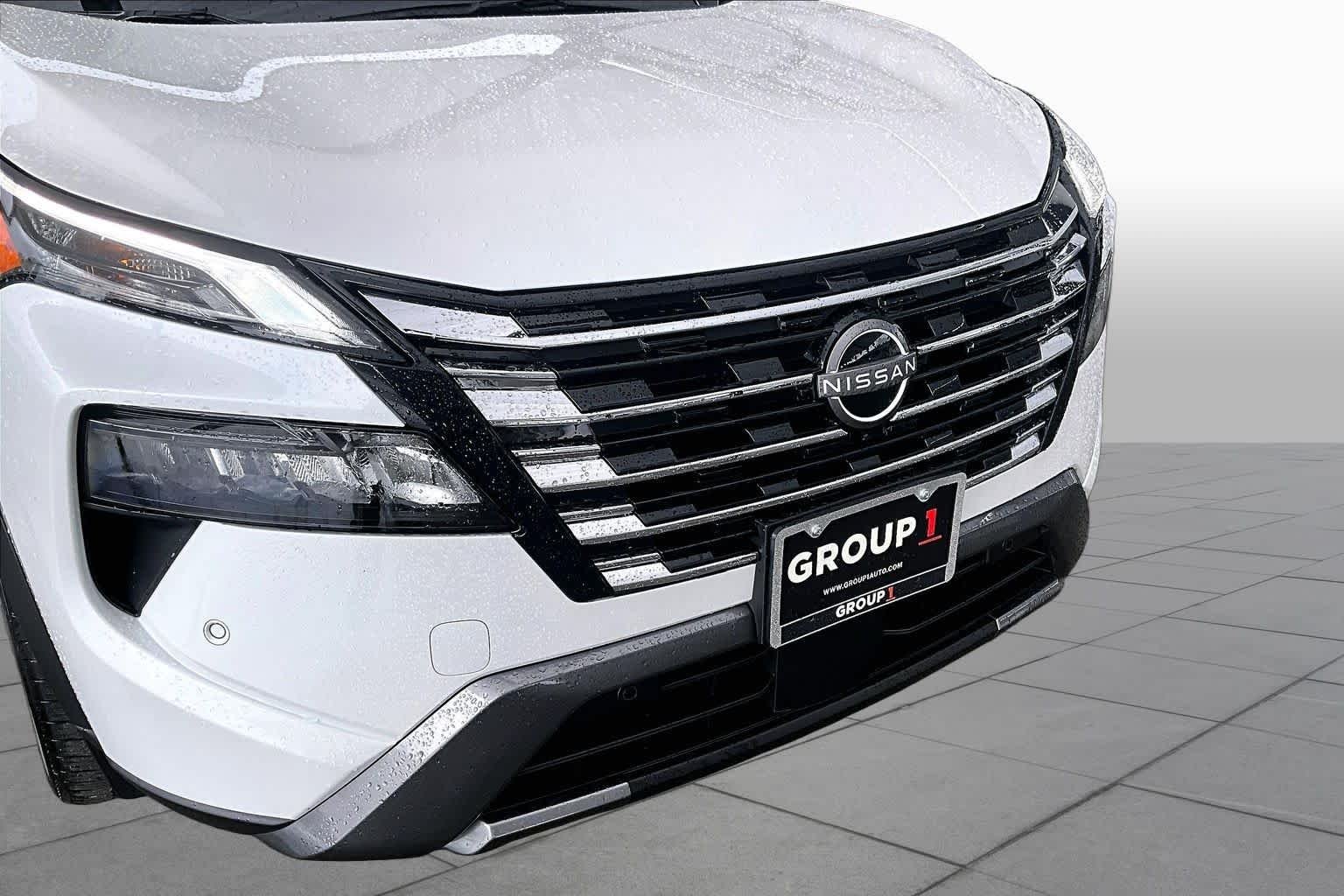 Certified Used 2025 Everest White Pearl/Super Black Nissan SL image 30