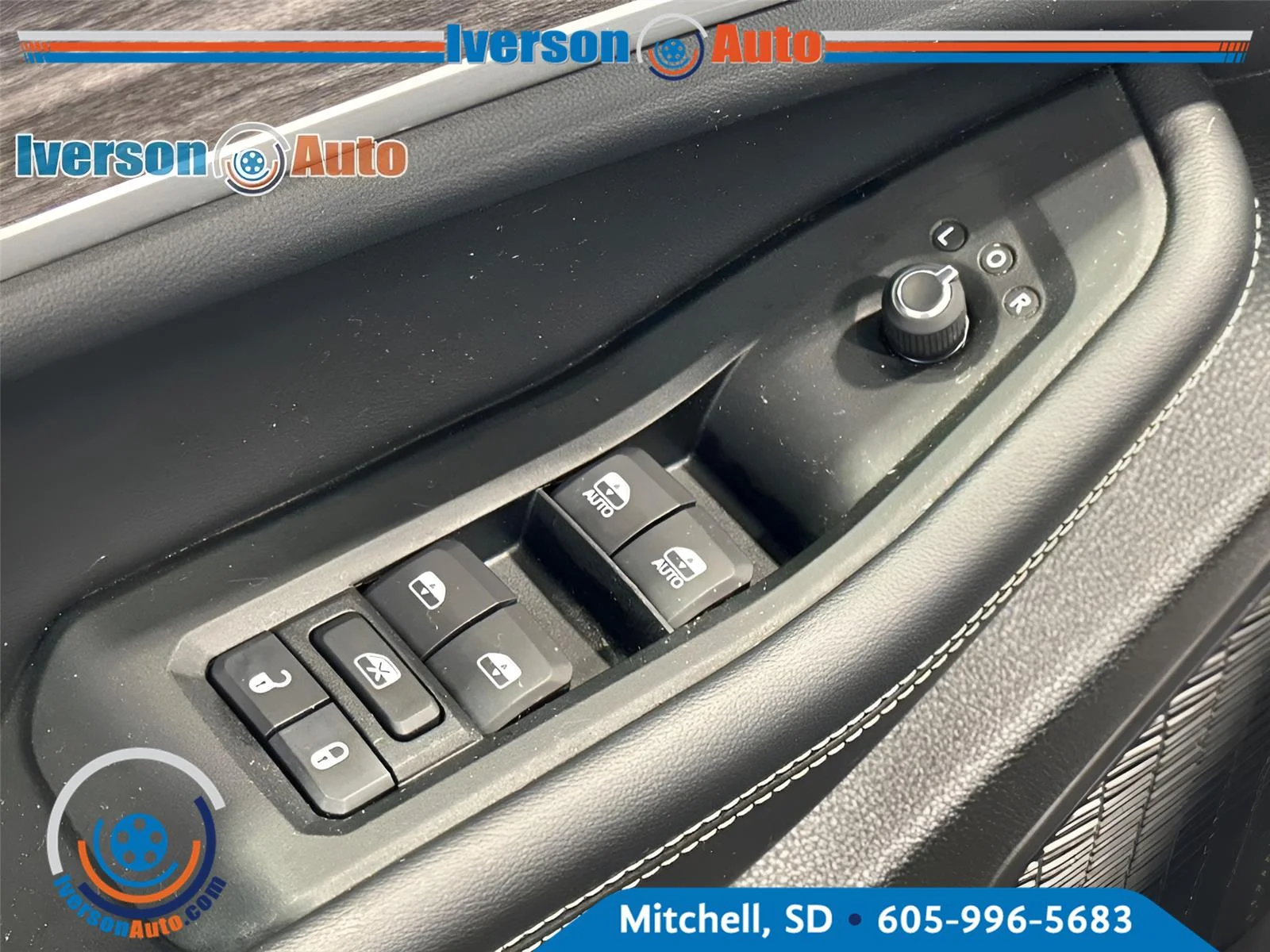 Used 2023 Diamond Black Crystal Pearlcoat Jeep Limited image 16