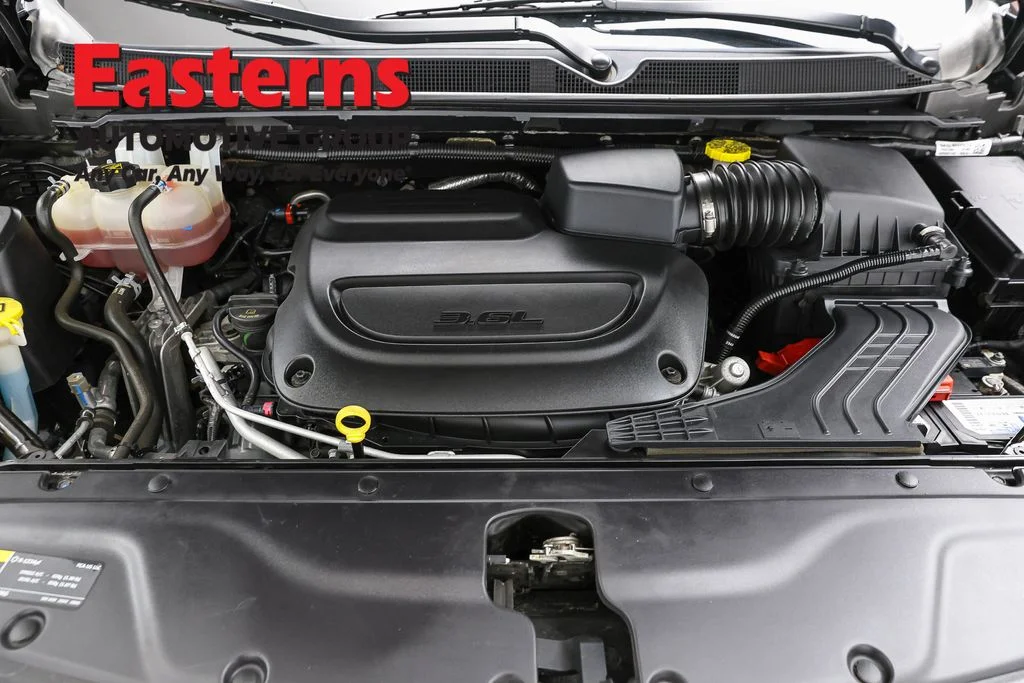 Used 2023 Black Chrysler Touring L image 7