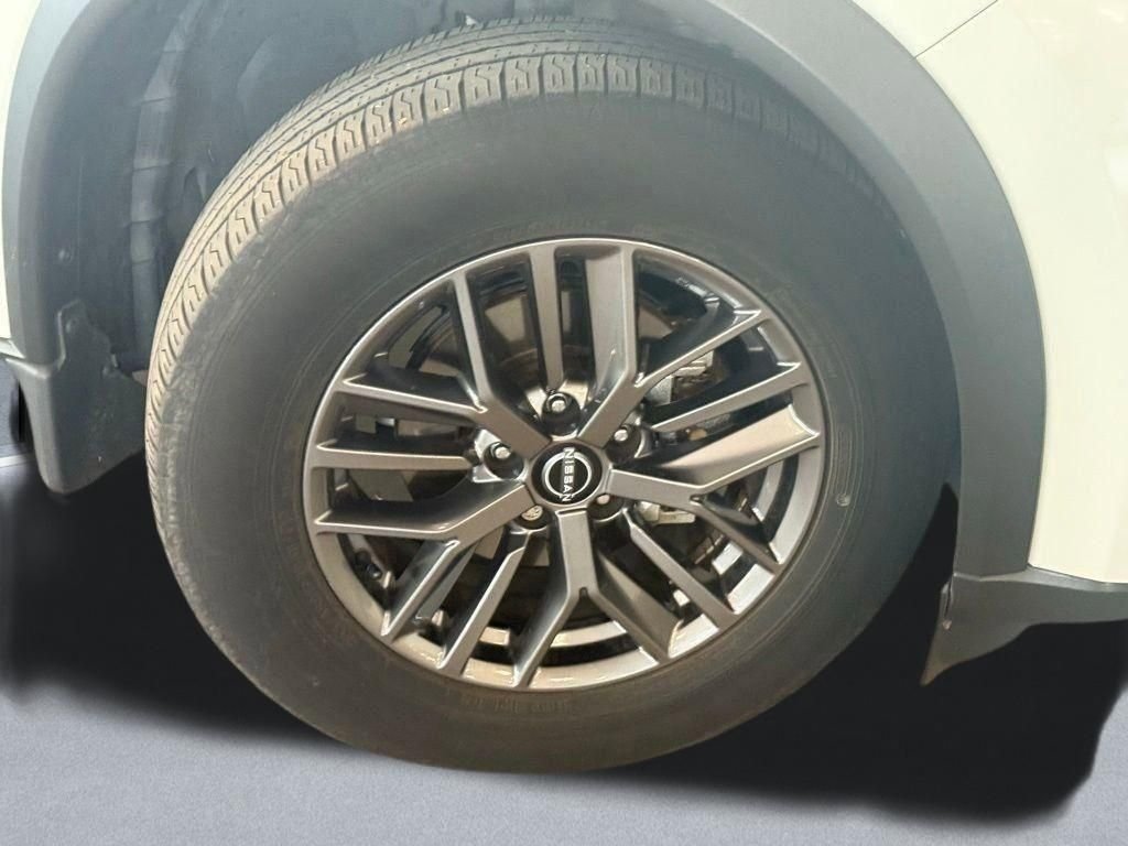 Used 2022 White Nissan S image 19