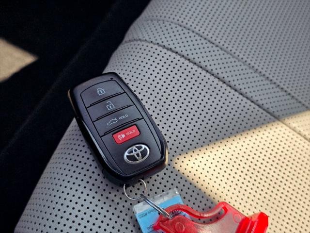 Certified Used 2025 WIND CHILL PEARL Toyota  image 35