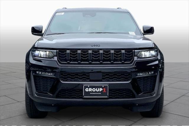 New 2026 Diamond Black Crystal Pearlcoat Jeep Limited image 3