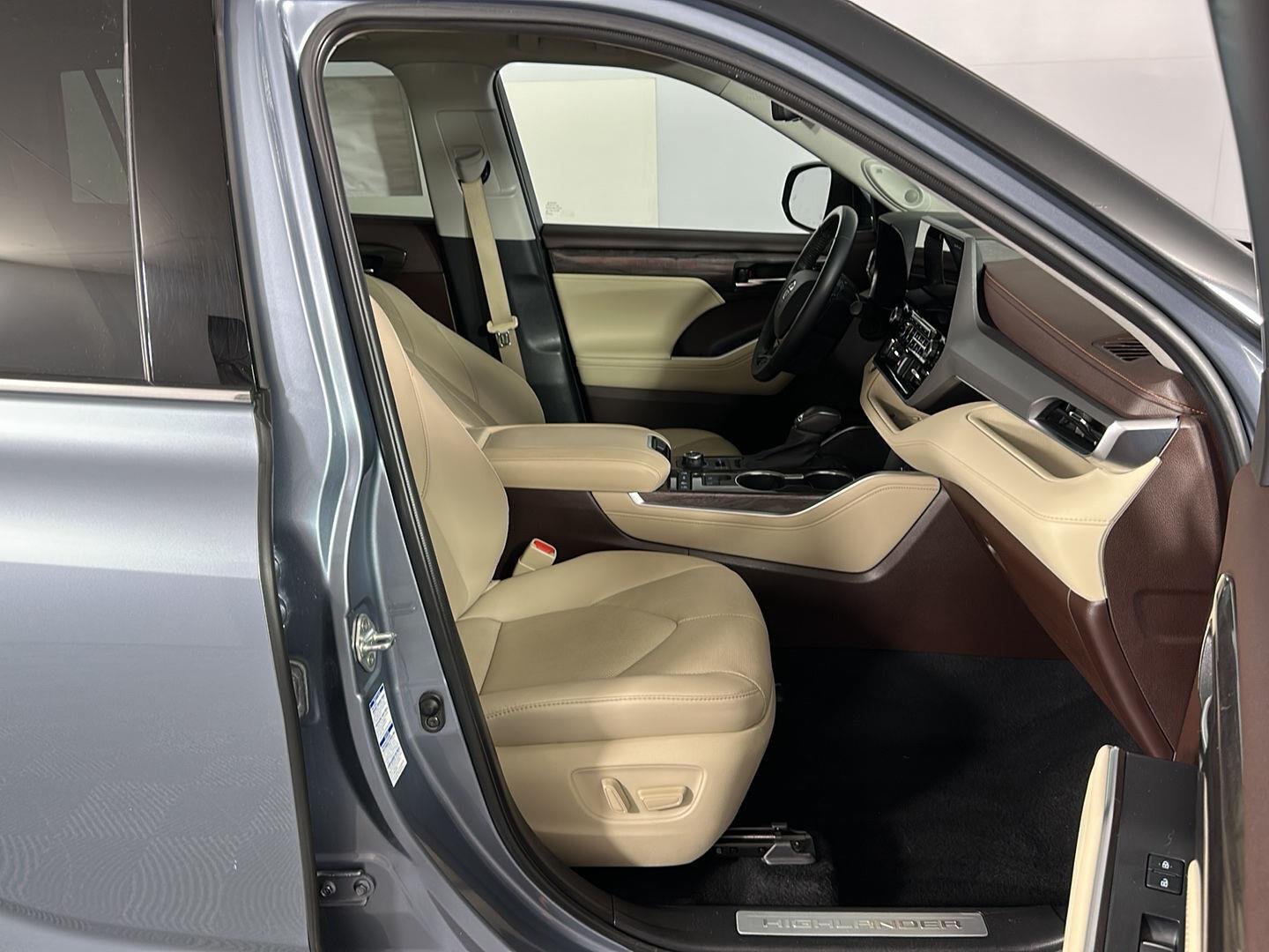 Used 2021 Moon Dust Toyota Platinum image 33