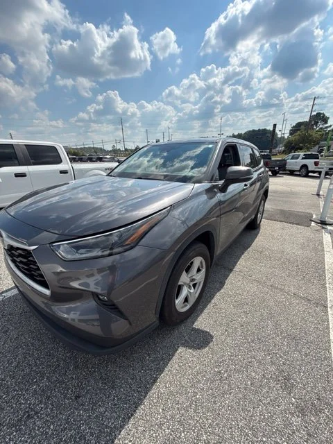Used 2021 Magnetic Gray Metallic Toyota LE image 3