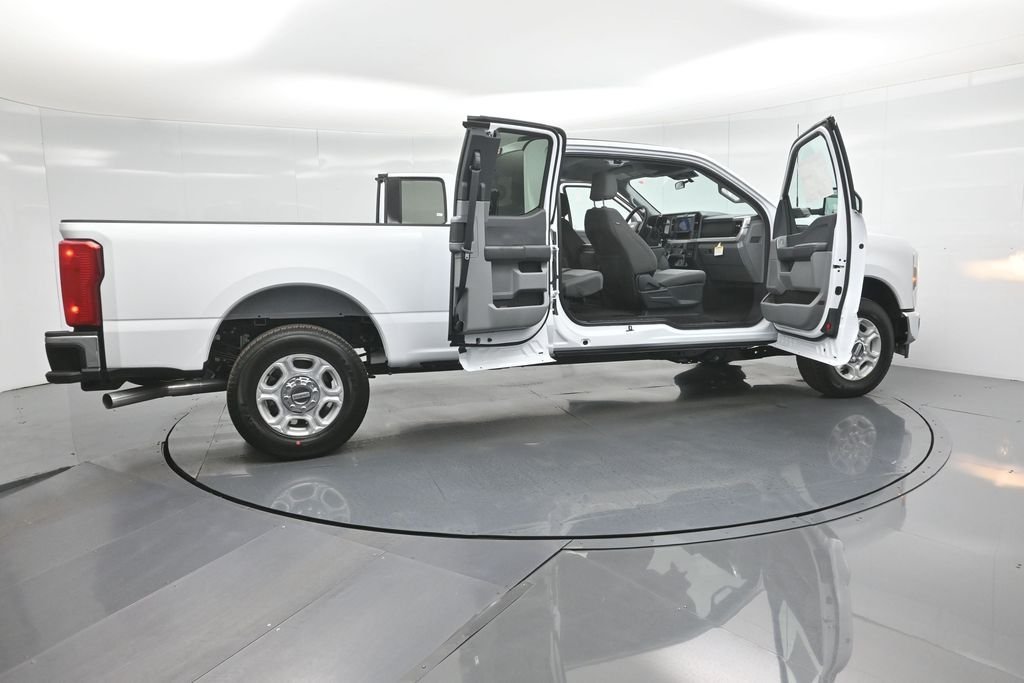 New 2026 Oxford White Ford XLT image 4