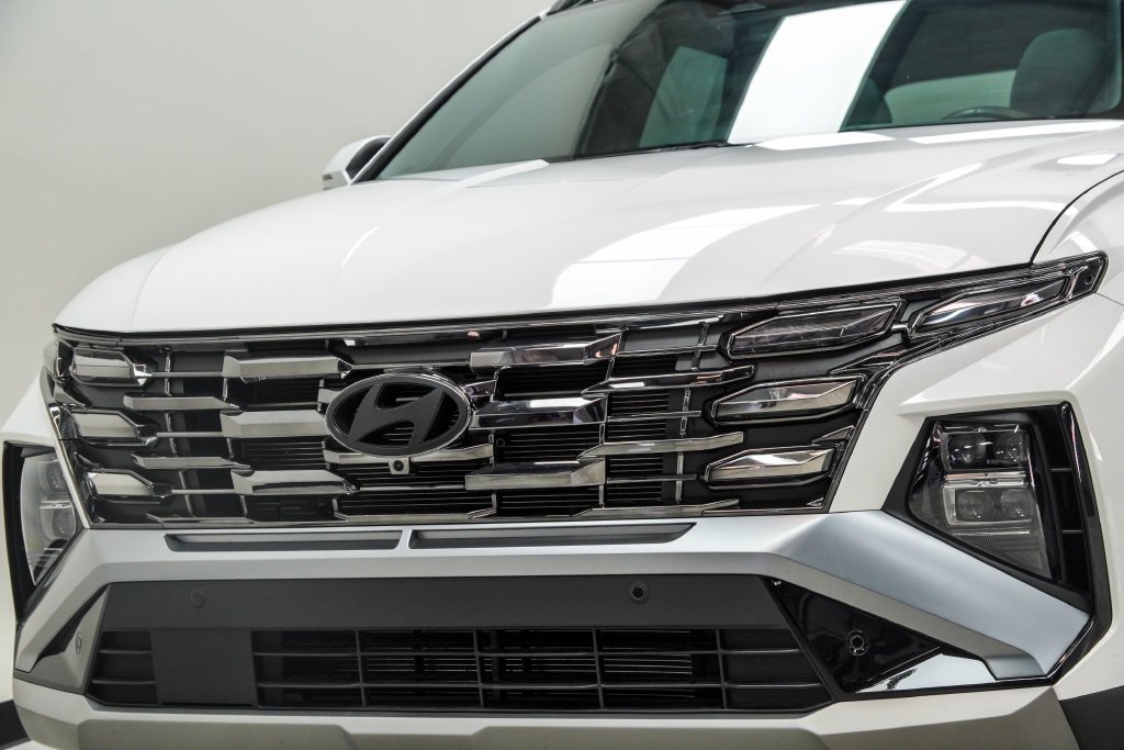 Used 2025 White Hyundai Limited image 2
