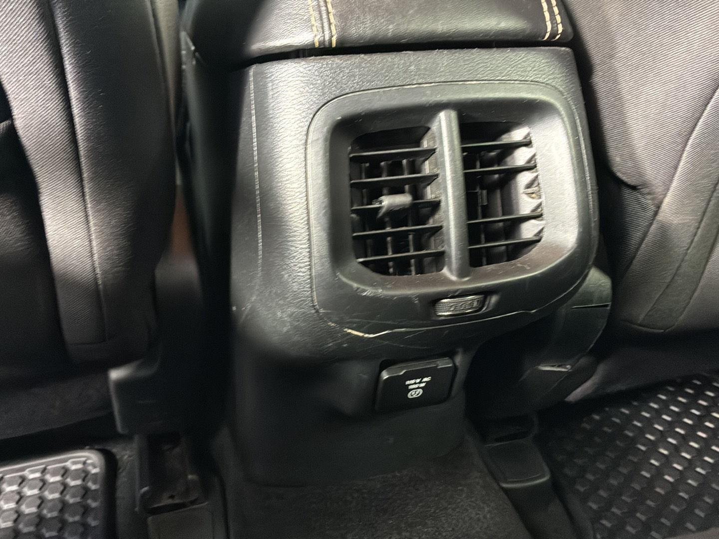 Used 2015 Bright White Clearcoat Jeep Latitude image 18