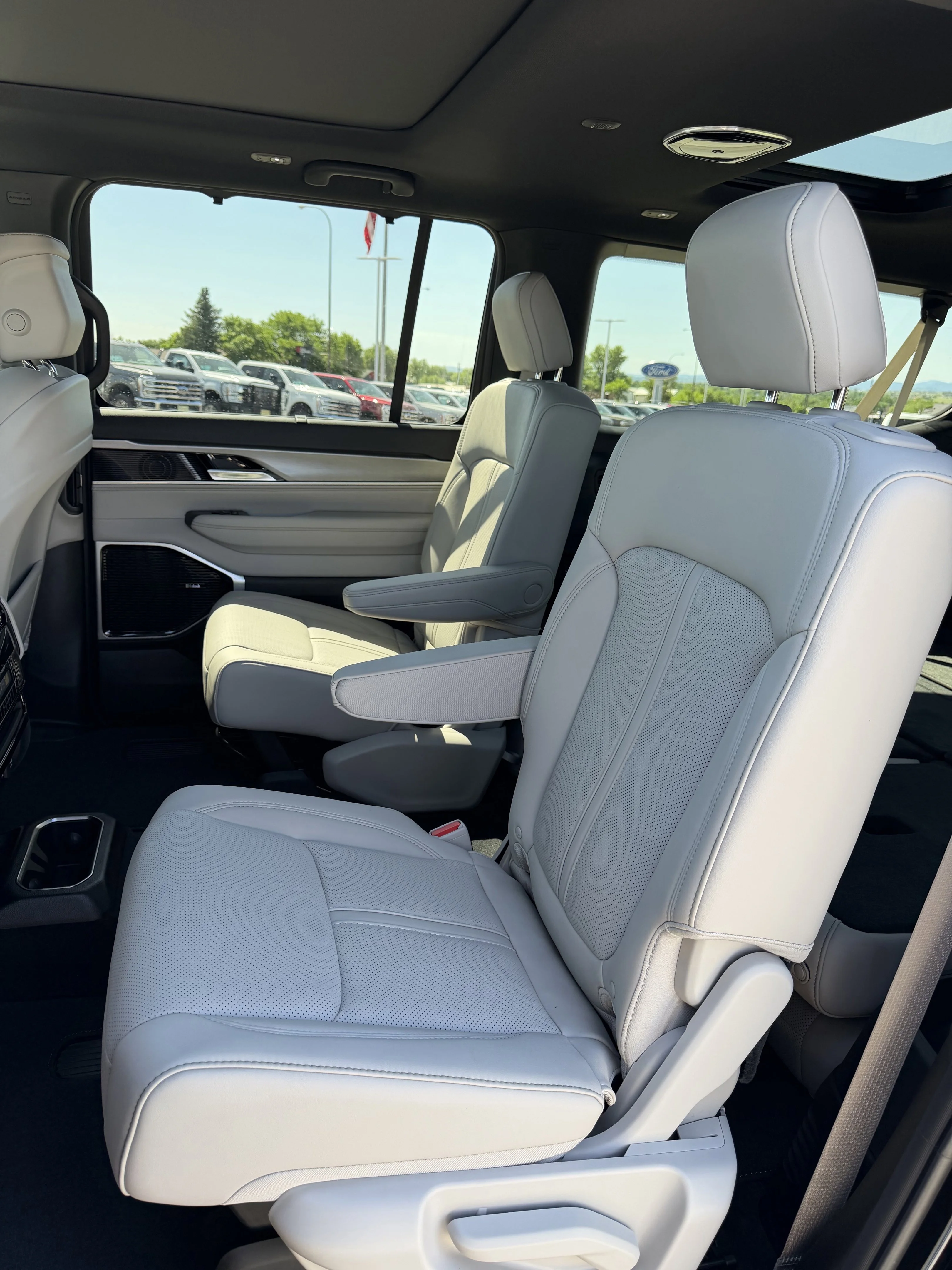 New 2026 High Gloss Black Exterior Paint Jeep Limited Reserve image 16