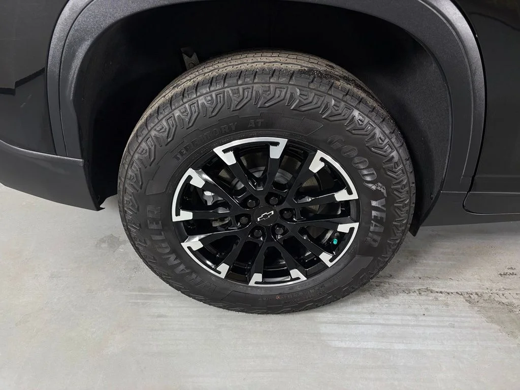 Used 2025 Black Chevrolet Z71 image 11