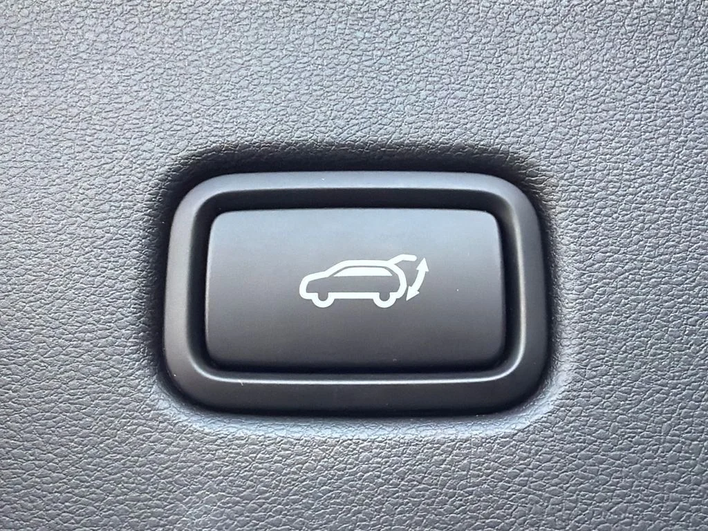 Used 2025 White Hyundai SEL Convenience image 19
