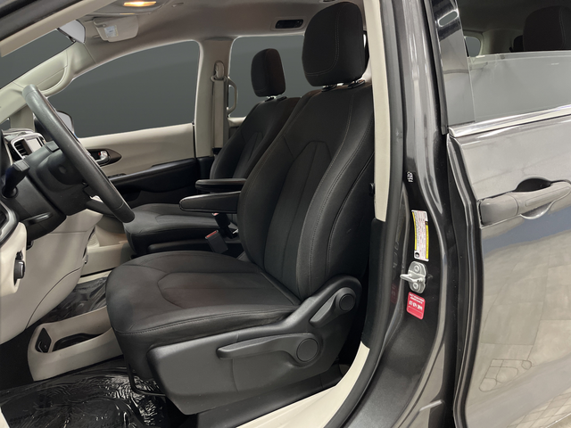 Used 2018 Granite Crystal Metallic Clearcoat Chrysler L image 4