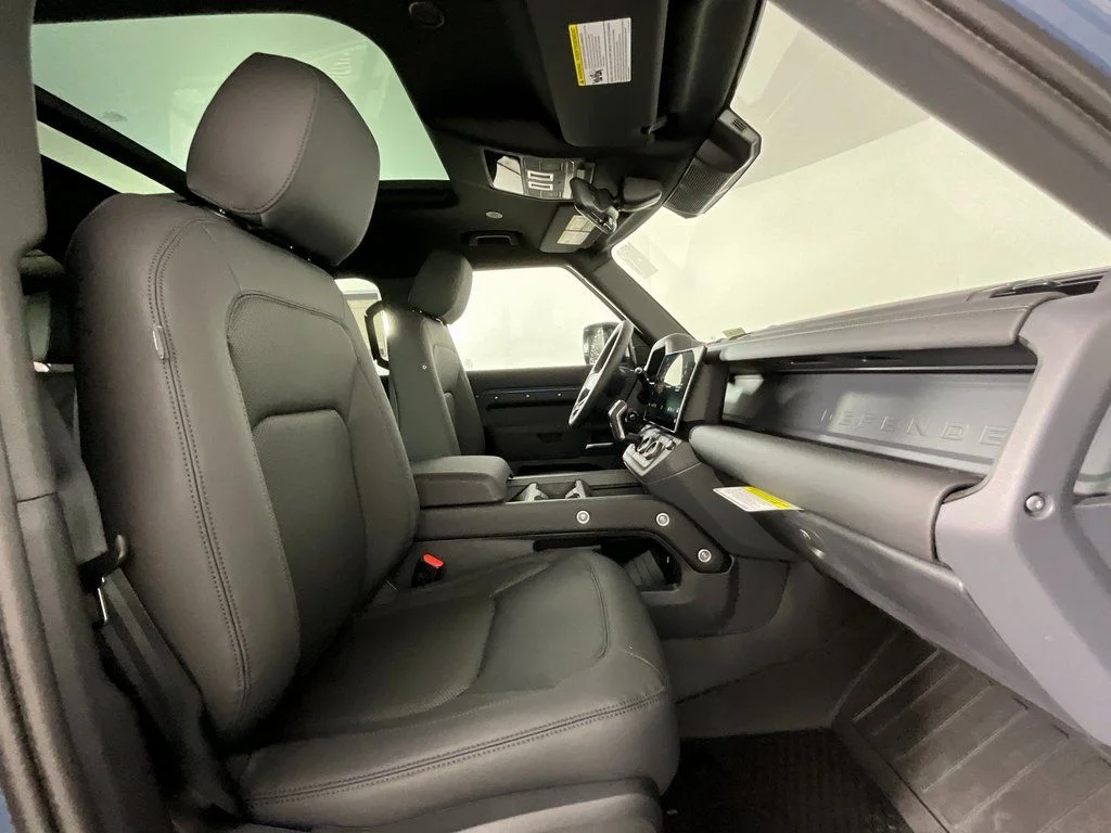 New 2026 Tasman Blue Land Rover X-Dynamic SE image 3