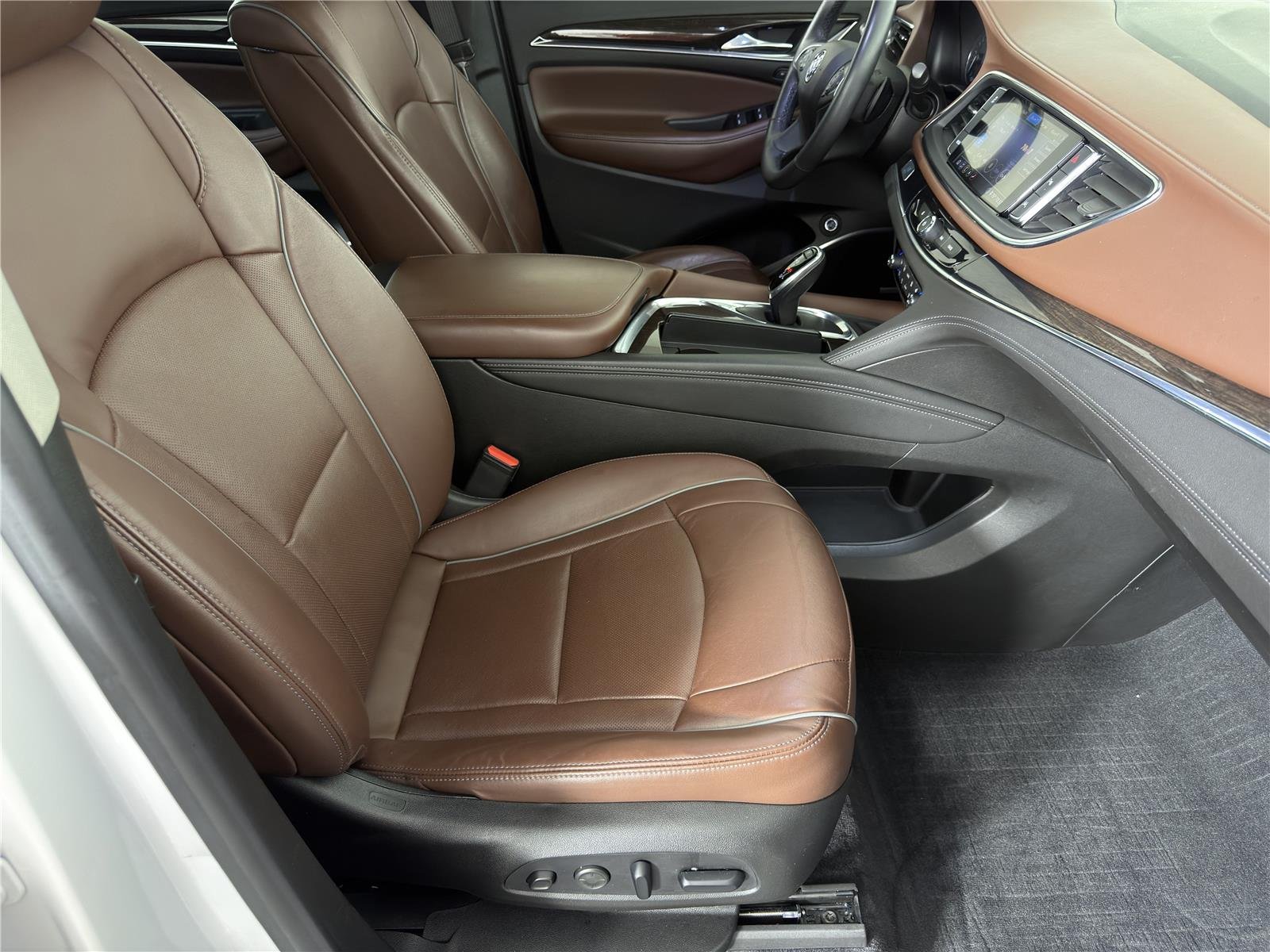 Used 2021 WHITE FROST TRICOAT Buick Avenir image 11