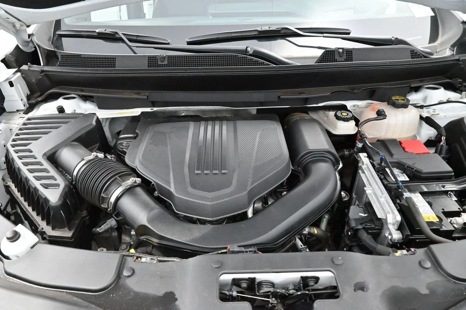 Used 2024 Summit White GMC FWD Elevation image 40