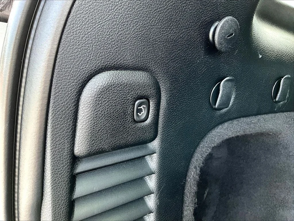 Used 2018 Crystal Metallic Jeep Limited image 19
