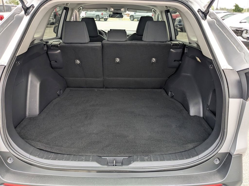 Used 2022  Toyota LE image 12