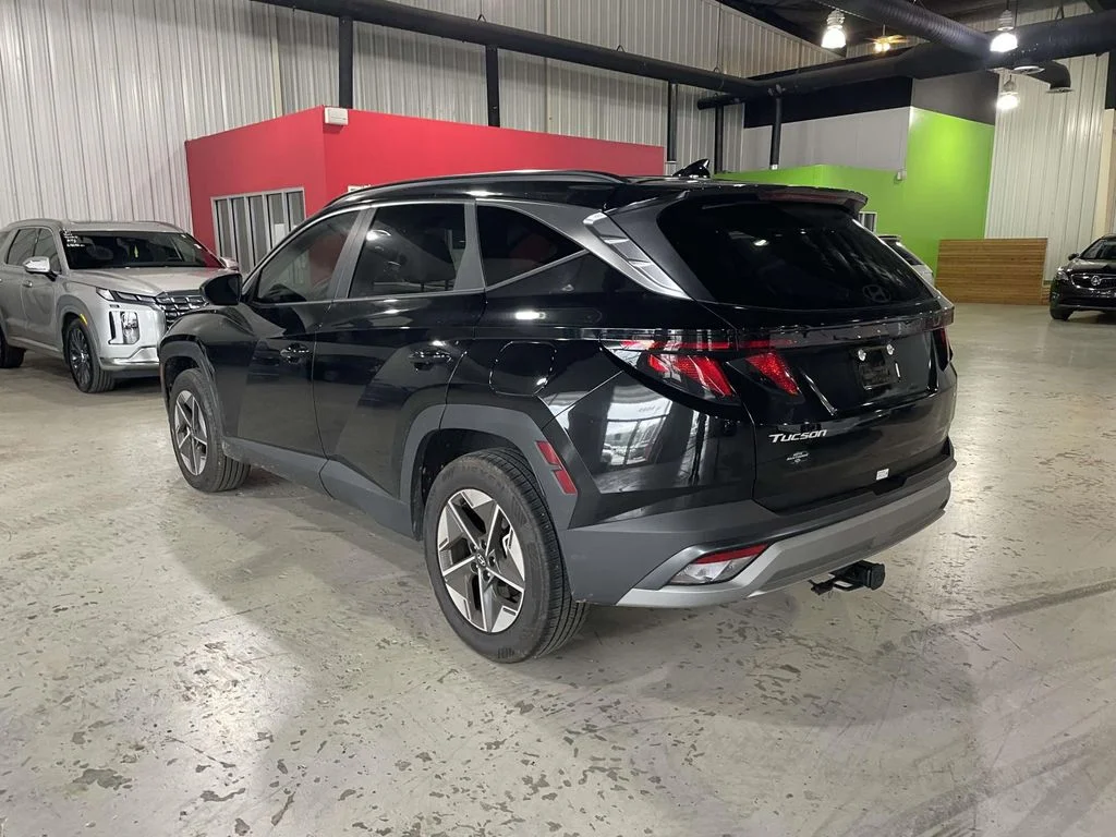 Used 2025 Black Hyundai SEL image 4