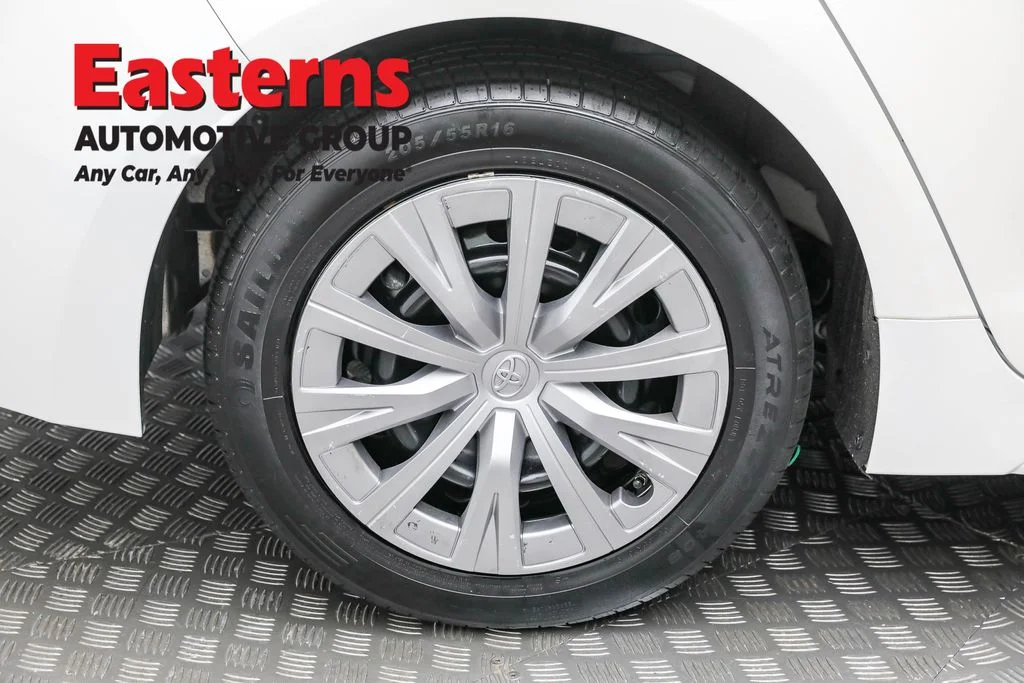 Used 2023 White Toyota LE image 27