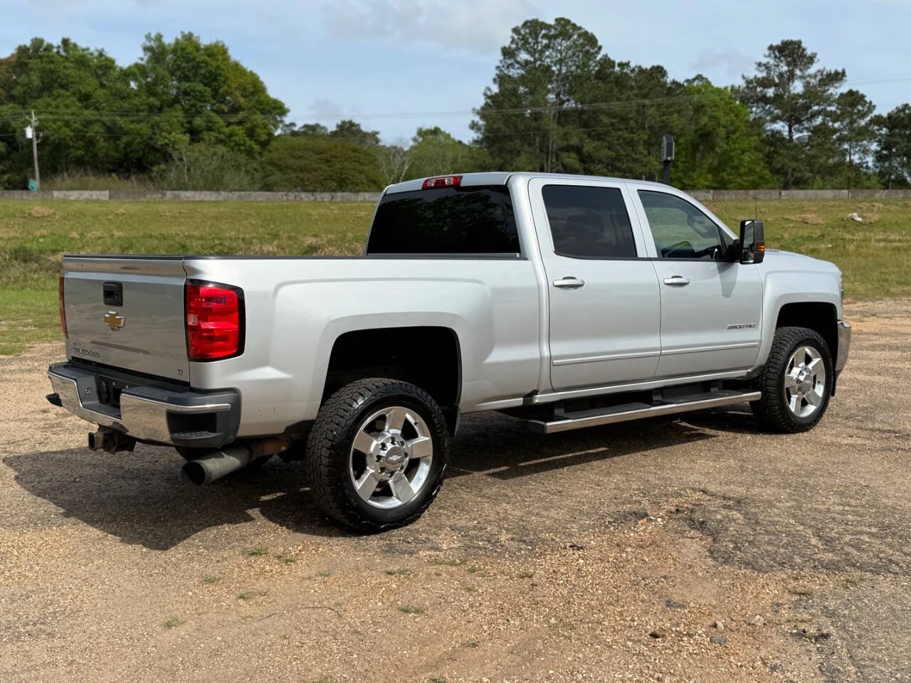 Used 2016 Silver Chevrolet LT 4x2 4dr Crew Cab SB image 5