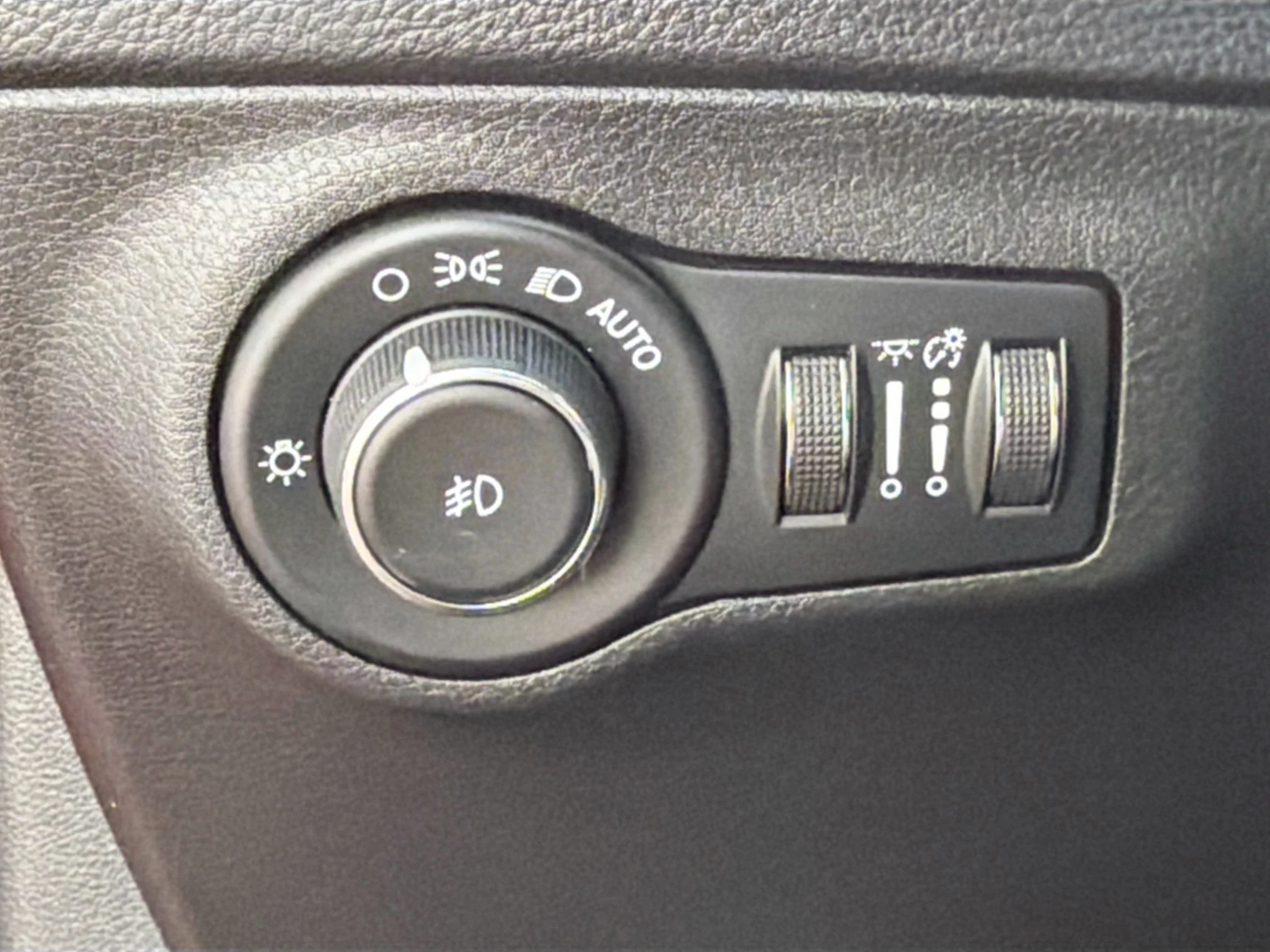 Used 2018 Redline Pearlcoat Jeep Latitude image 34