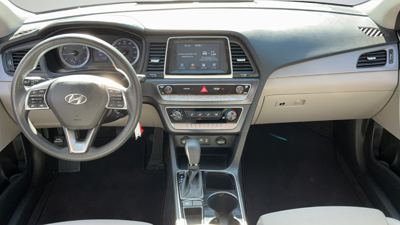 Used 2018 Silver Hyundai SE image 7
